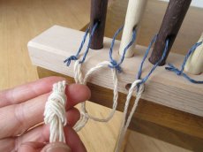 ペグ２本をペアにしてたて糸を結ぶ。